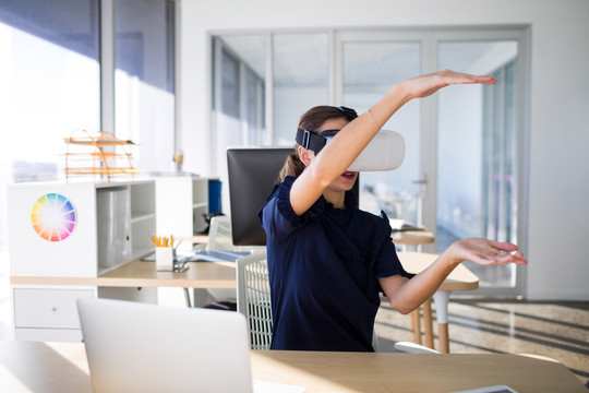 在办公室使用虚拟现实耳机的女性
