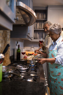男人和女人站在厨房准备食物