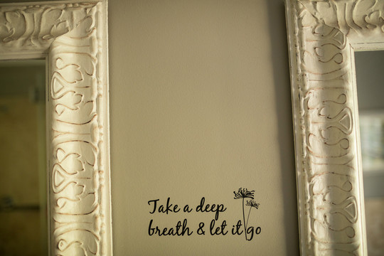 浴室镜子墙上的文字