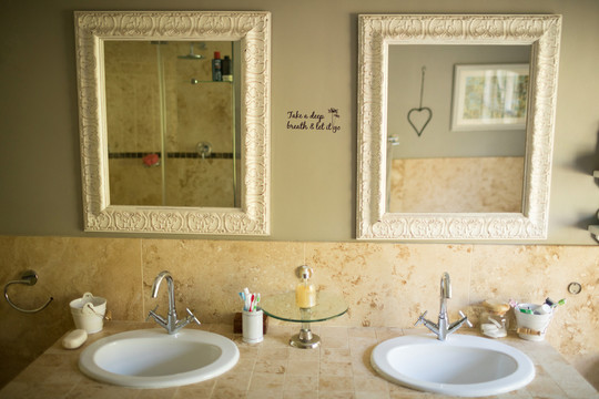 浴室水槽上的镜子