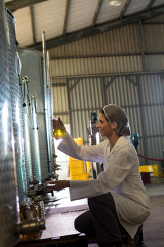 女技师检查橄榄油