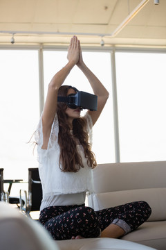 女商人用虚拟现实模拟器进行调解