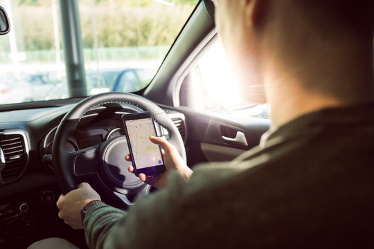 驾驶汽车时使用智能手机