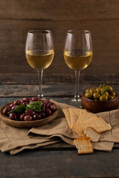 橄榄和葡萄酒的特写镜头
