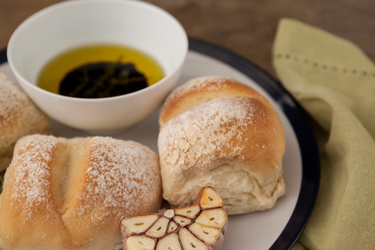 橄榄油和面包的特写镜头