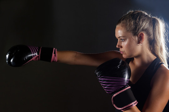 在健身室练习拳击的女人