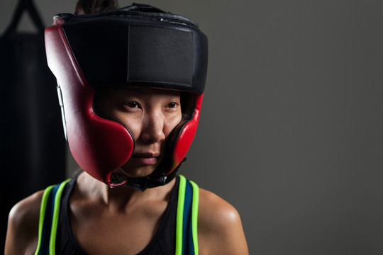健身室拳击时戴头盔的女人