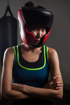 健身室拳击时戴头盔的女人