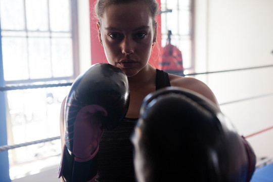健身室练拳击自信女子画像