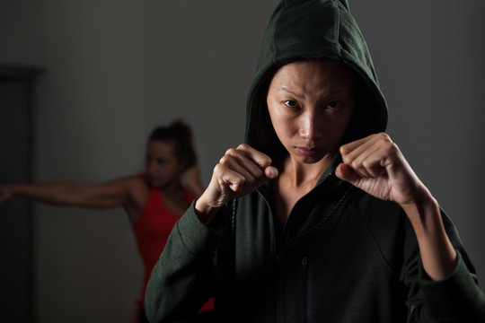 在健身室练习拳击的坚定女性