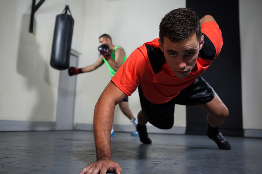 在健身室锻炼的年轻男性拳击手
