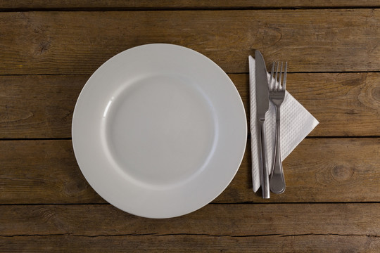 桌子上有餐具和餐巾纸的白板
