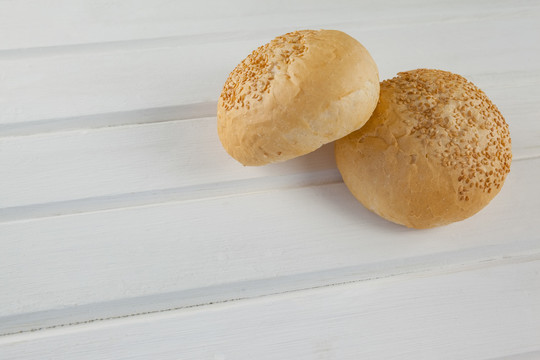 木桌上两个小圆面包
