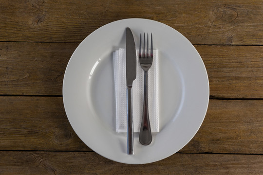 桌子上有餐具和餐巾纸的白板