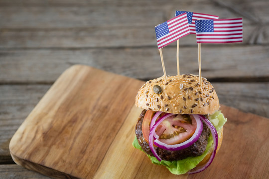 在切肉板上贴美国国旗的汉堡