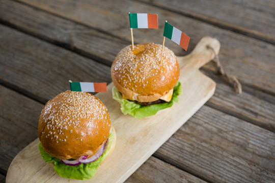 切菜板上爱尔兰国旗汉堡