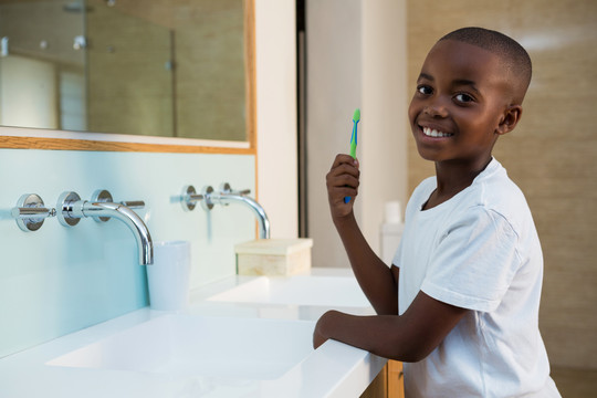 刷牙的微笑男孩肖像