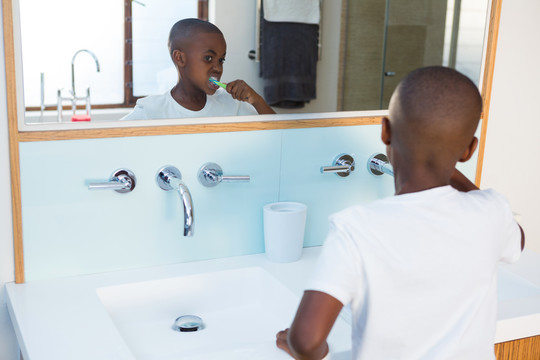 男童在家庭浴室刷牙