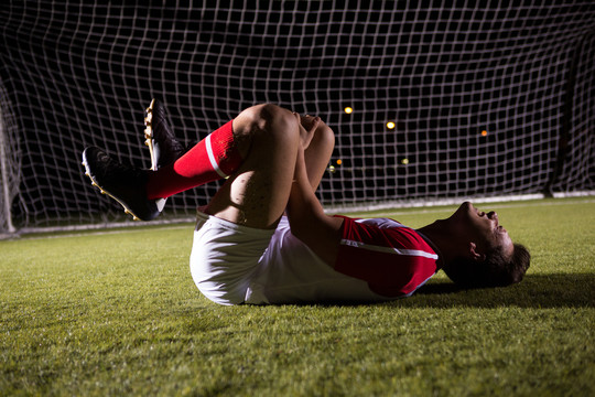 年轻男子足球运动员膝关节疼痛