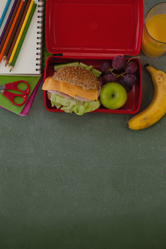 黑板上的学校用品和午餐盒