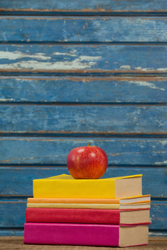 一叠书和苹果