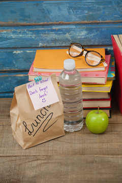 眼镜和午餐袋