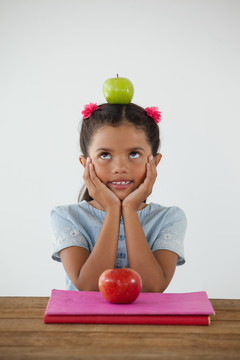 头顶苹果的小女生