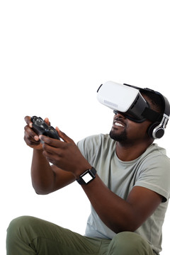 使用虚拟现实眼镜玩游戏的人
