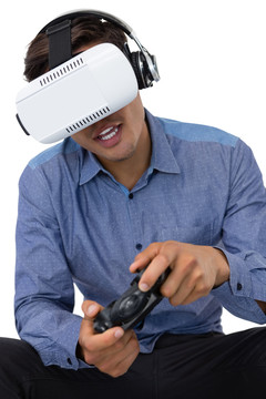 年轻商人使用虚拟现实眼镜