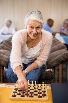 老妇人在桌上下棋