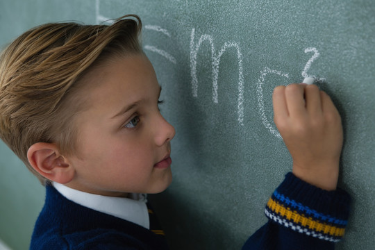 小学生在黑板上写数学公式