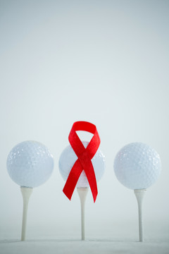 高尔夫球上的红色艾滋病意识丝带
