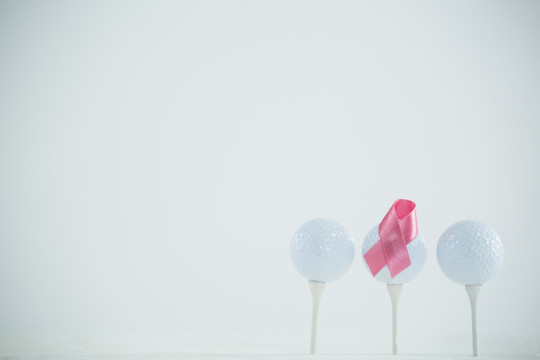 高尔夫球上的粉色乳腺癌意识丝带