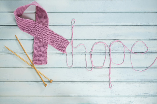 钩针粉色乳腺癌意识丝带的特写
