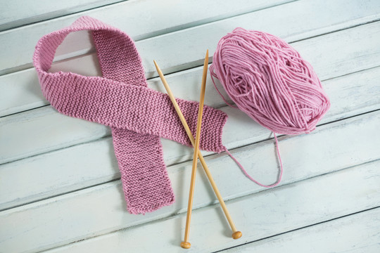 粉色羊毛钩针丝带的特写