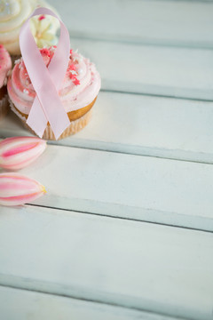 粉色丝带和纸杯蛋糕