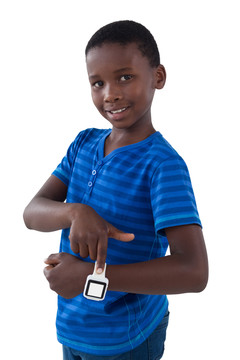 微笑的男孩展示他的智能手表