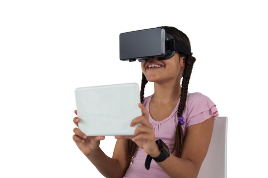 用虚拟现实耳机和平板电脑的少女