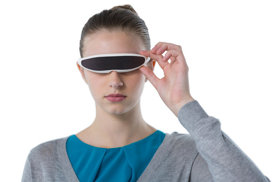 使用虚拟现实眼镜的少女