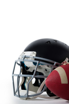 运动头盔与美式足球的特写镜头
