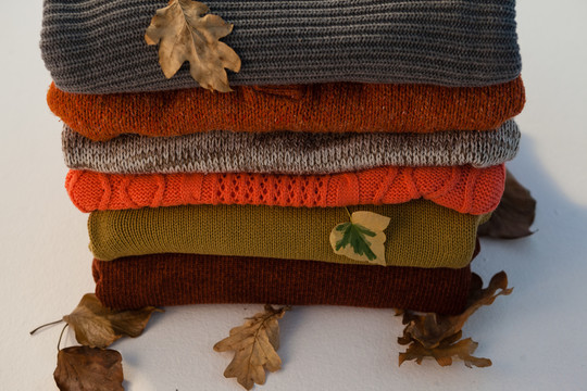一堆秋叶毛料衣服