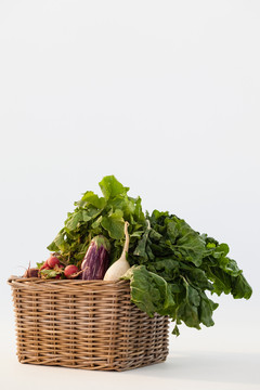 柳条篮里的各种蔬菜