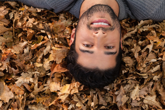 躺在秋叶上的人的头顶