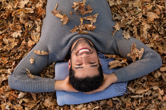 躺在秋叶上的人的头顶