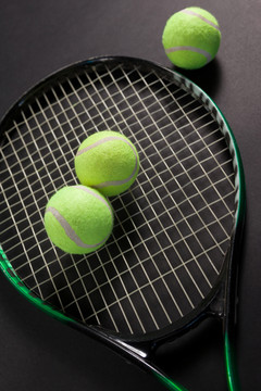 荧光黄网球和球拍