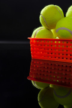 反光塑料篮中荧光黄网球