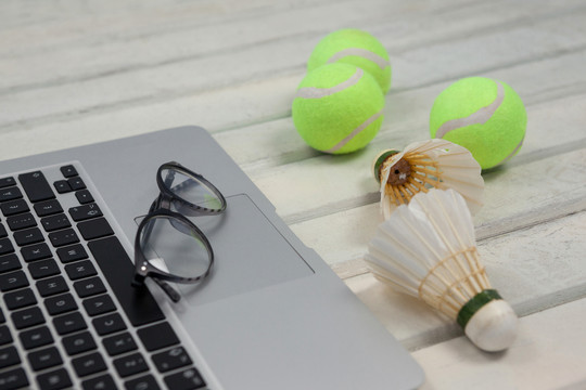 羽毛球与网球在笔记本电脑旁