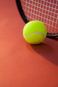 网球对网球拍的特写镜头