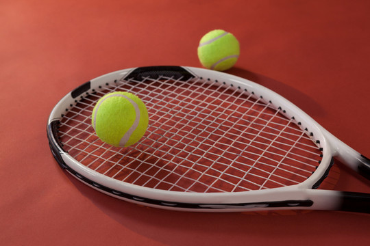 网球拍和荧光黄球