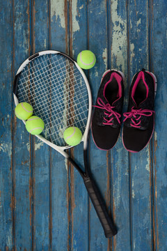 带网球拍和球的运动鞋俯视图